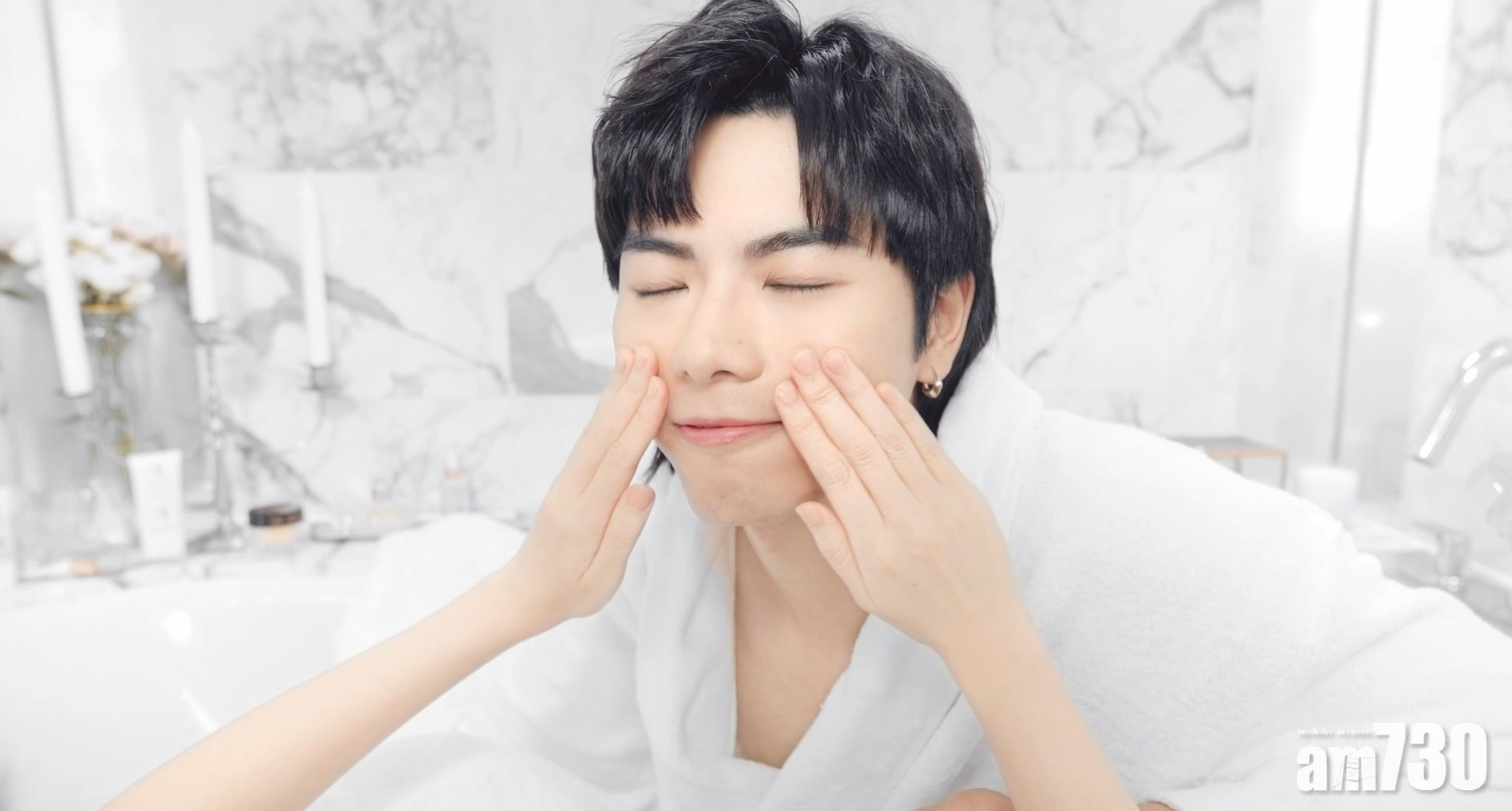 拍攝手模是一名男造型師,令一眾老婆鬆一口氣。