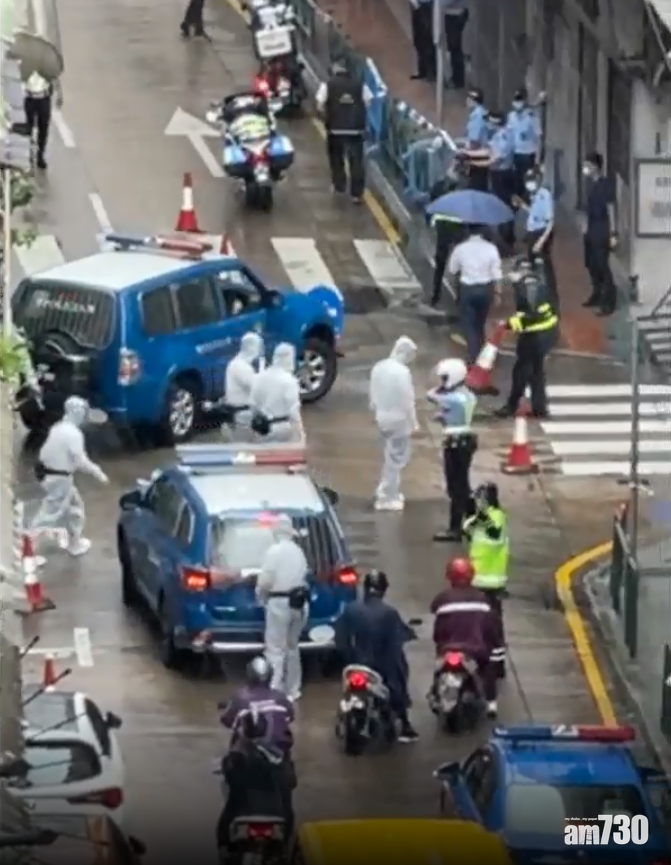 澳門當局派人圍封兩人同住的住宅大廈 (網上片段截圖)