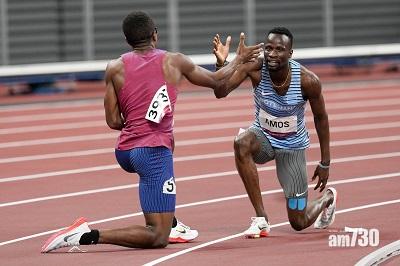 最後握手站起來。(美聯社)