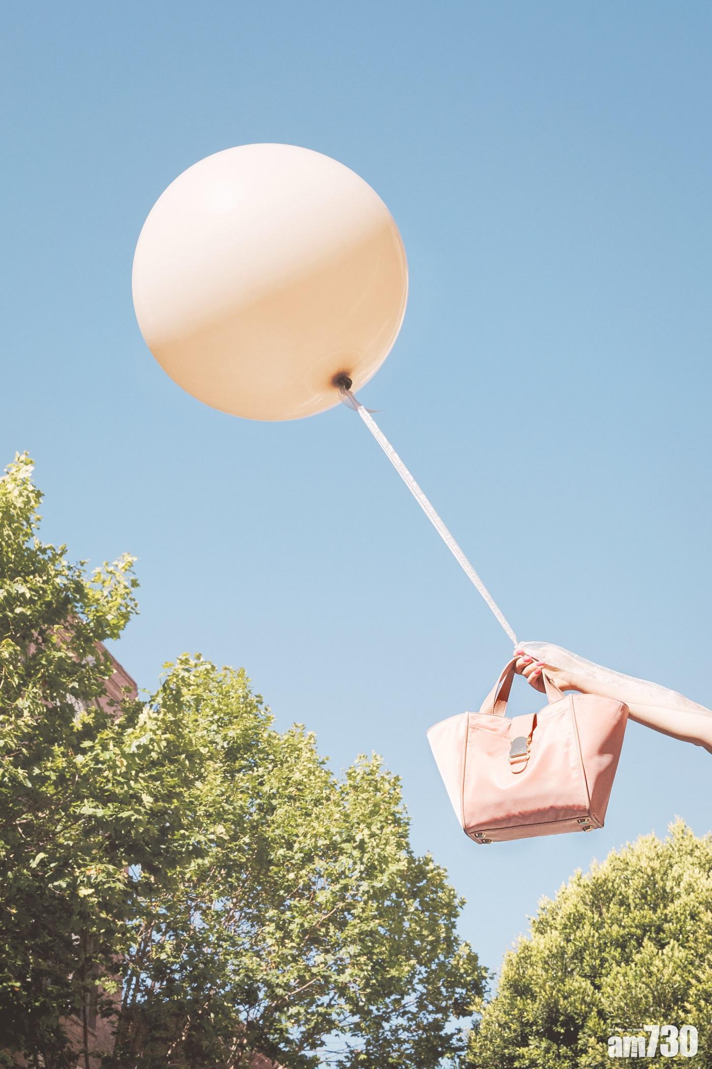 Strati手袋可以向外展開,展現幾何輪廓。