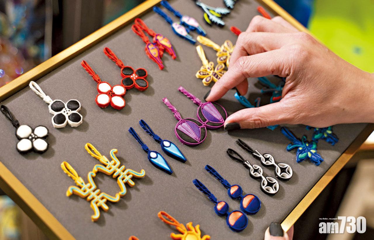 Karen邀請非物質文化遺產大師設計特別的花鈕及耳環。 (陳奕釗攝)