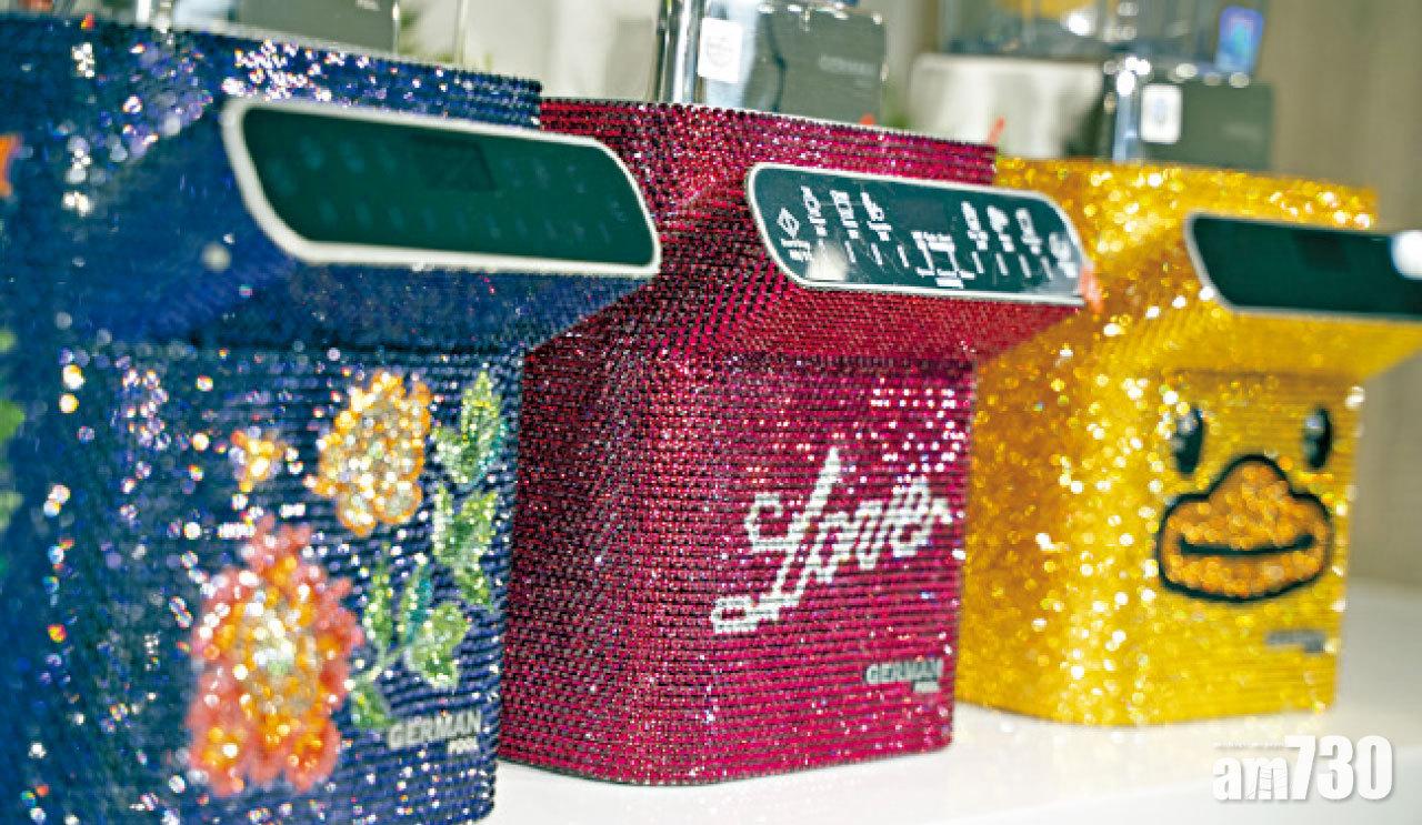 將水晶鑲在產品上,是SPARKLE的一大特色。 (陳奕釗攝)