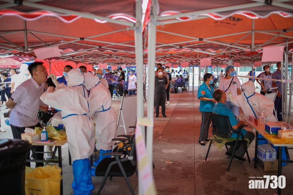 內地疫情持續擴大,未有確診或無症狀感染報告的天津,陸續對三大火車站、機場、港口相關從業人員及周邊社區居民,展開預防性大規模核酸檢測。(中新社)