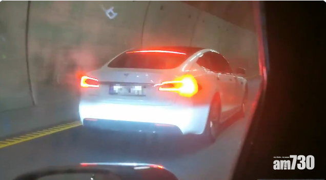 自動駕駛系統打死火燈將車子停下來。(互聯網)