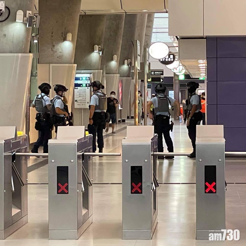 多名警員荷槍實彈進入東涌站。(離島區議員王進洋FB)