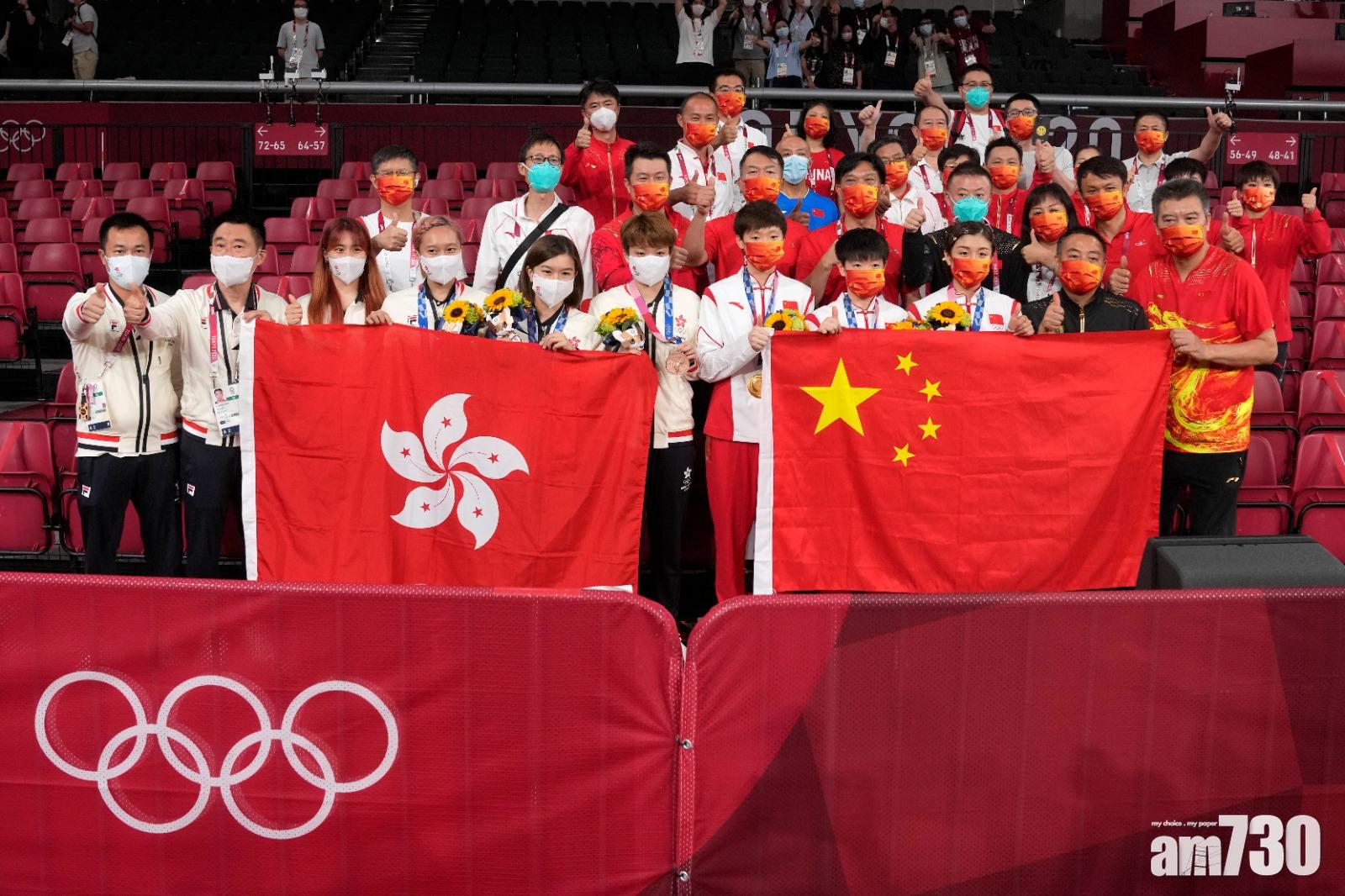 國家乒乓隊與香港乒乓隊大合照。