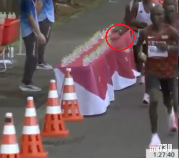 他伸出手嘗試拿起水時,前面還有很多支水。(互聯網)