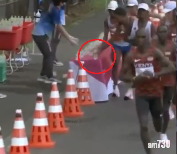 他拿起前排剩下的最後一支水。(互聯網)