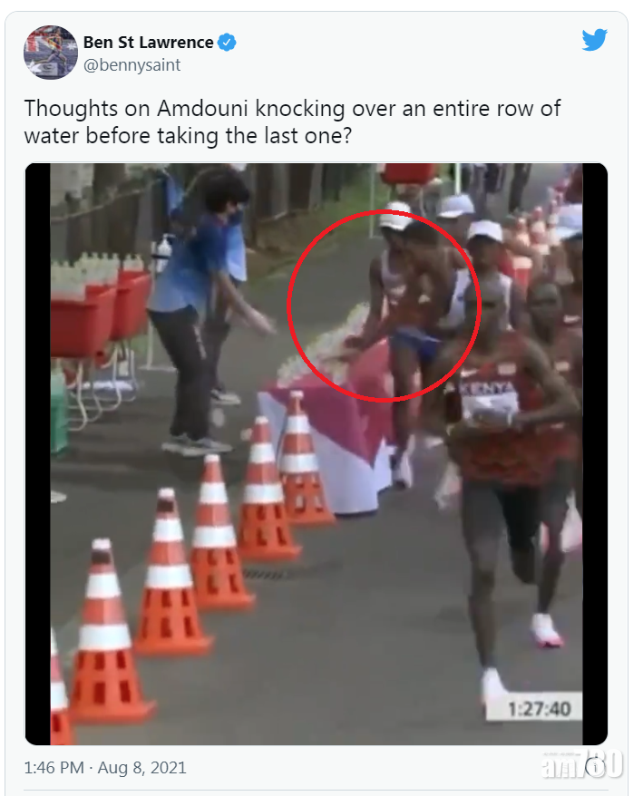 有人質疑法國選手Morhad Amdouni(紅圈)蓄意掃跌前排所有水。(互聯網)