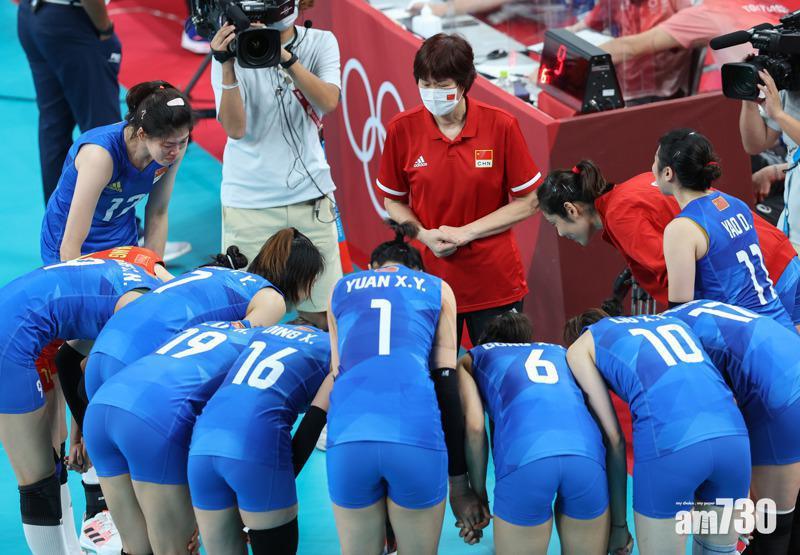 中國女排向快將退休的郎平鞠躬致意,場面感人。(網上圖片)