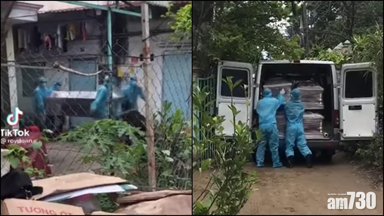一家八口染疫亡,早上中午各抬出4副棺材。(網上片段截圖)