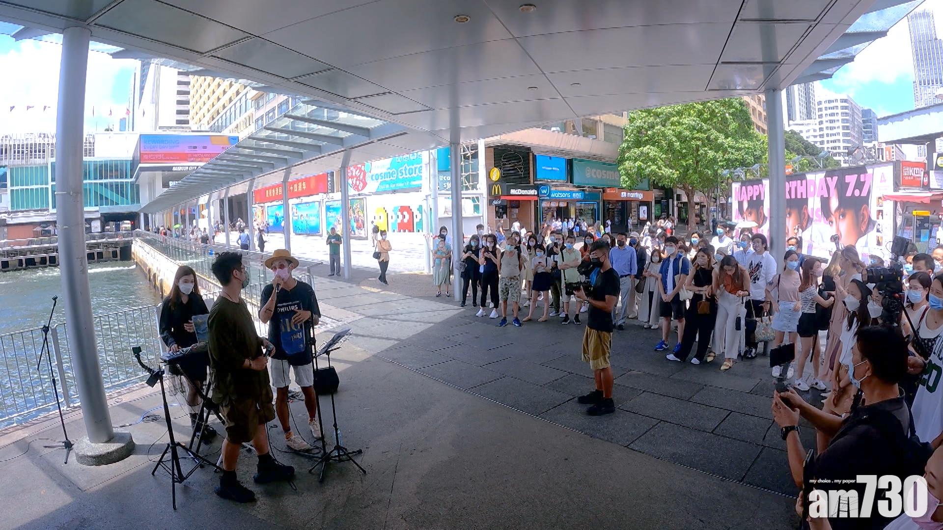 Alfred與林師傑在尖沙嘴鬧市busking。