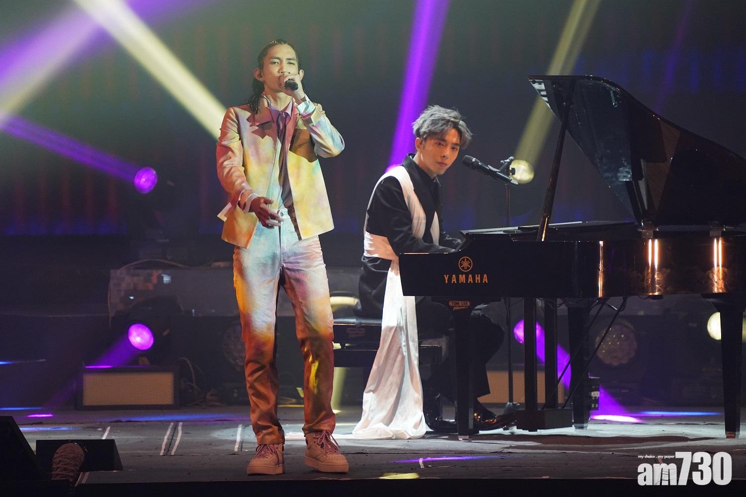 Edan在MIRROR演唱會自彈自唱《E先生連環不幸事件》,並與Lokman 合唱。