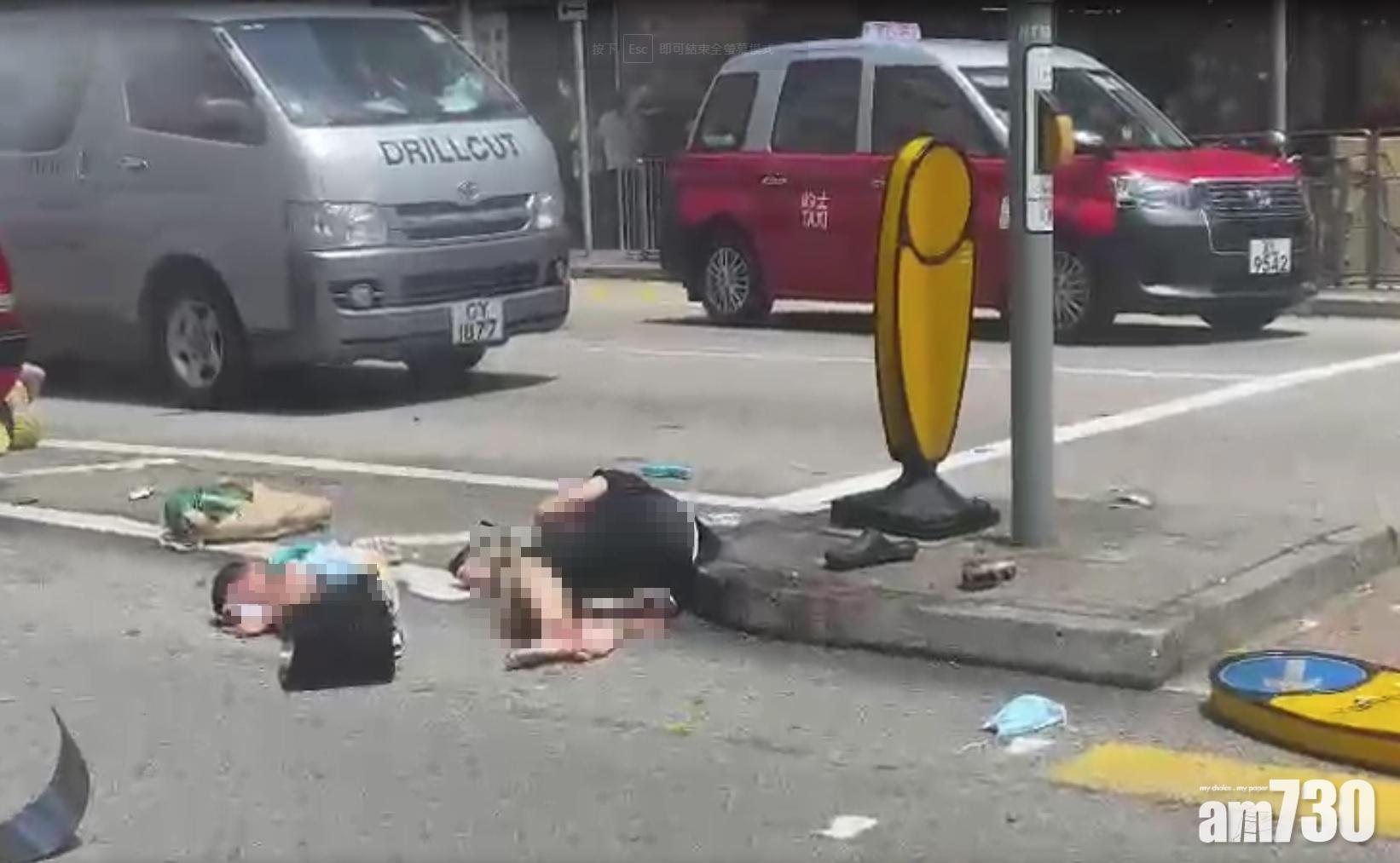 意外後,傷者倒臥地上,包括一名婦人(右)和一名4歲小童(左)。