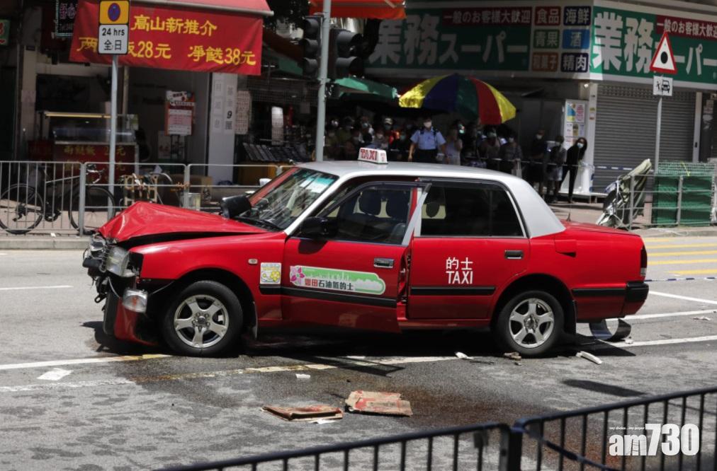 的士車頭嚴重受損。(林俊源攝)