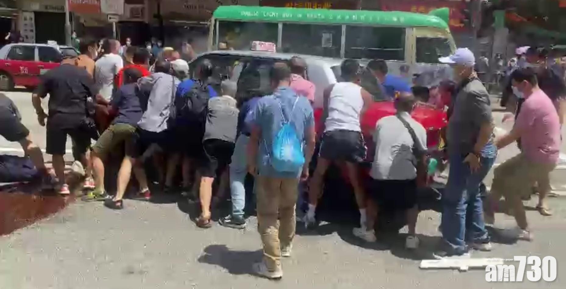 市民合力抬起的士,救出兩名傷者。(互聯網)