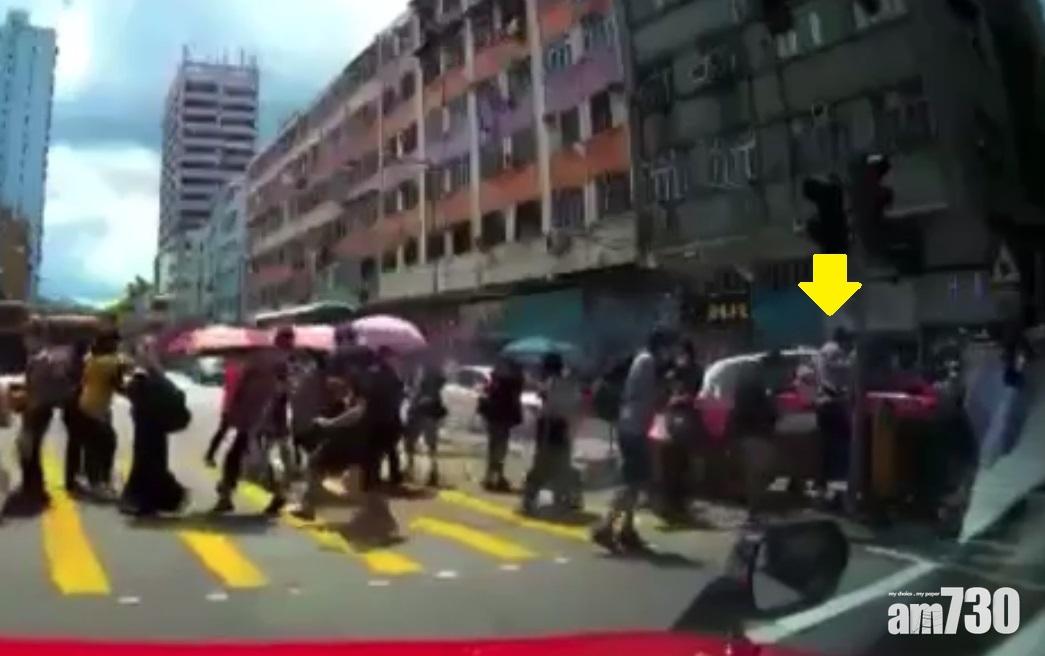 有車CAM拍到的士衝上安全島的一刻。(互聯網)