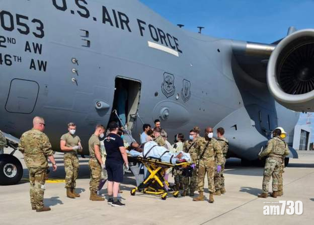 一名阿富汗懷孕婦女撤離途中動胎氣,軍醫在機艙內為她接生,圖為她被送離軍機。(互聯網)