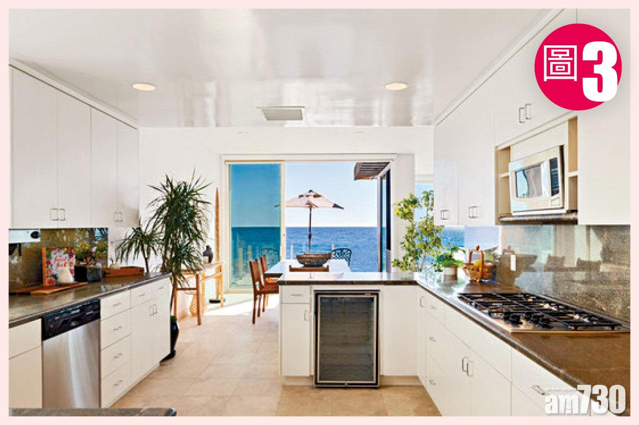 (圖3, 4, 5)客飯廳與開放式廚房設在一樓,落地玻璃窗令室內更光猛。一樓露台可擺放太陽傘、餐桌、沙灘椅。