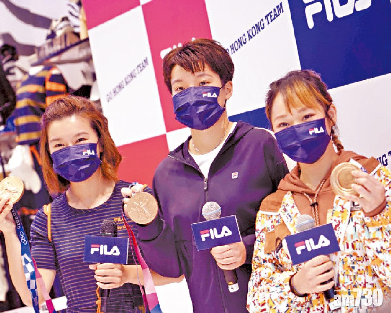 (左起)李皓晴、杜凱琹、劉慕裳昨齊齊拿起奧運「銅牌」拍照。