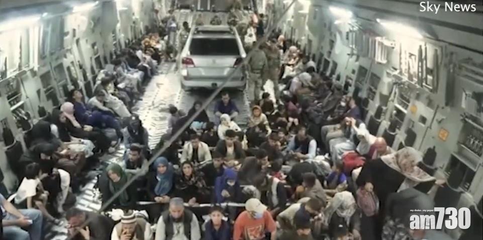 天空新聞片段可見,英軍機上有一架私家車,與阿富汗人一起撤離。(互聯網)