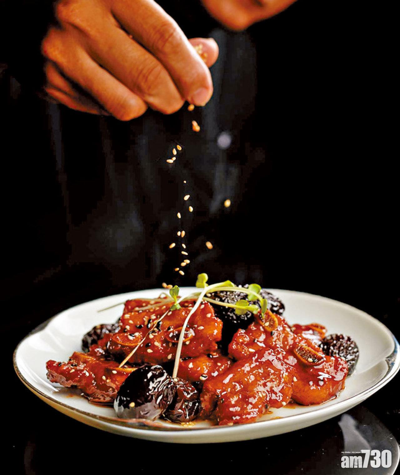 黑棗蜜汁排骨是新晉一星台菜館「米香」的招牌菜之一。(台北美福大飯店FB)