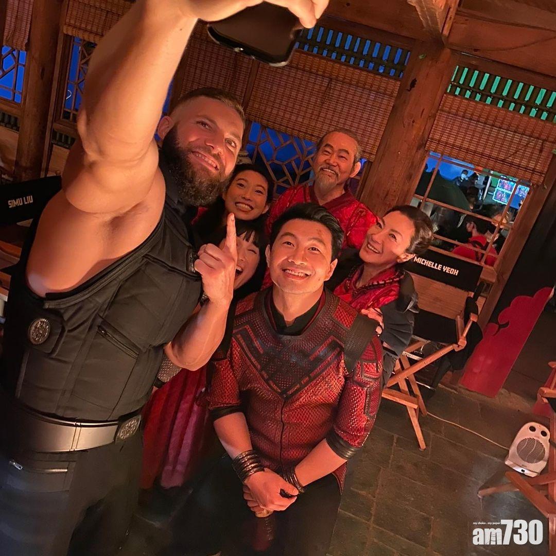 楊紫瓊上載與同組演員的合照。