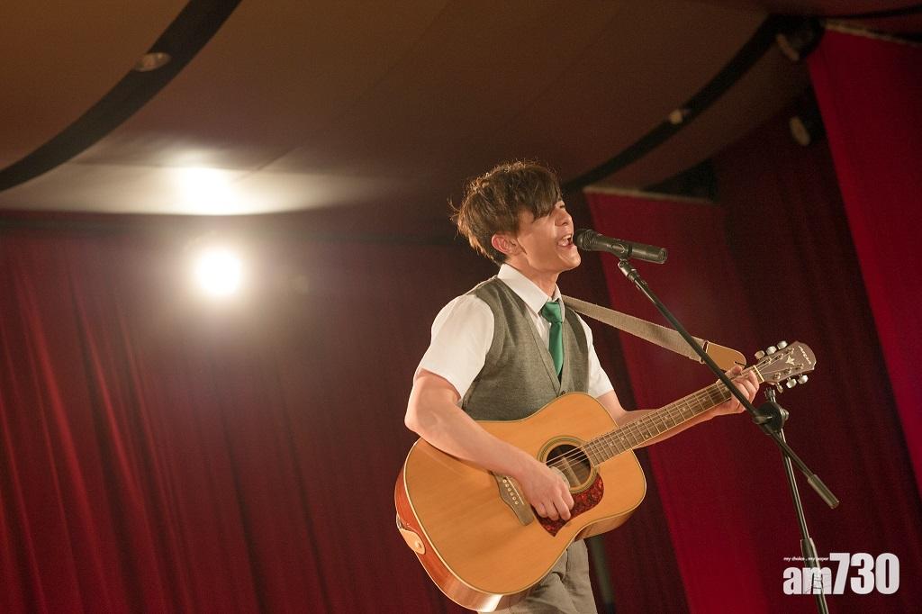 Endy在戲中以校服look演中學生。