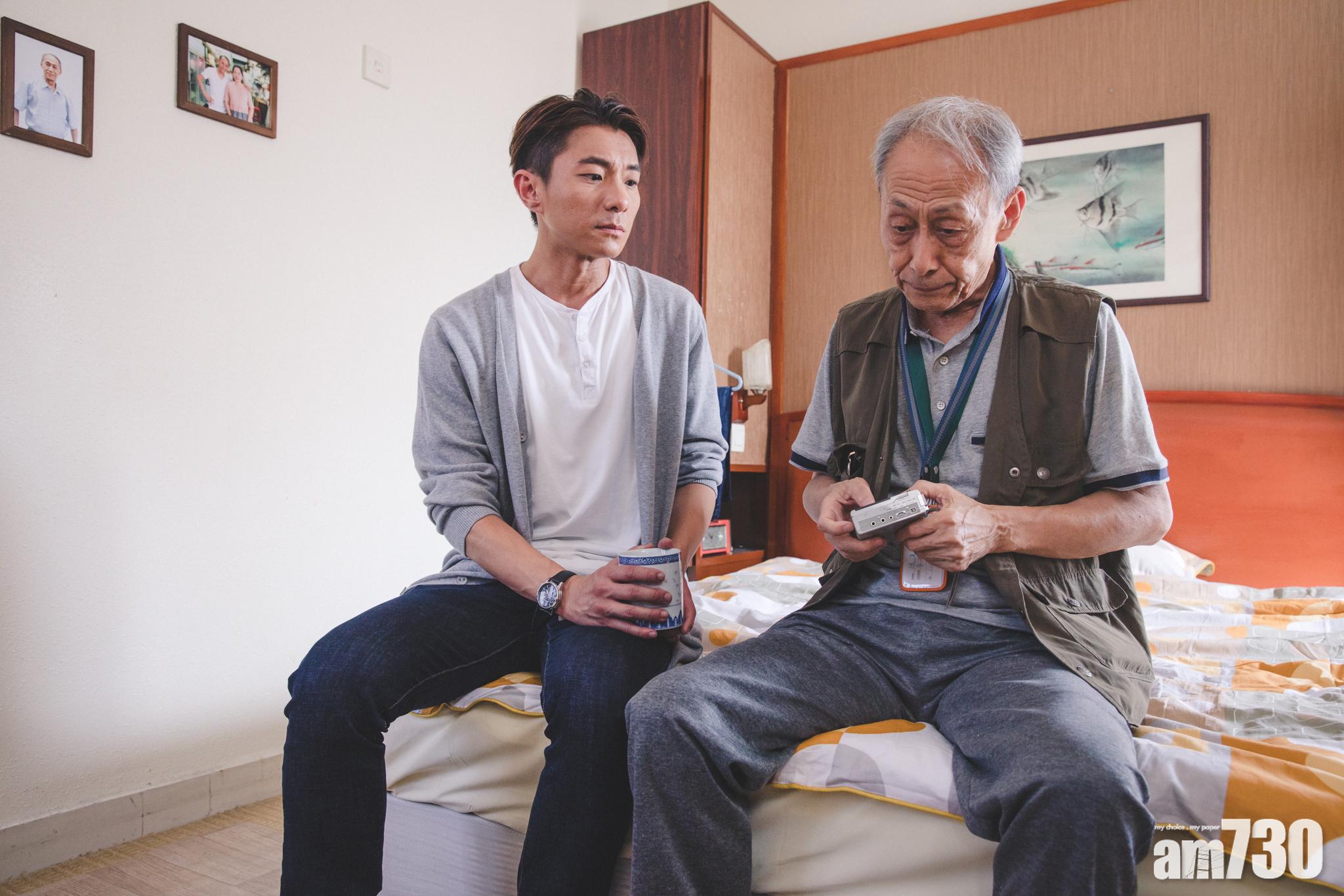 周國賢跟已故資深藝人黃樹棠合演父子。