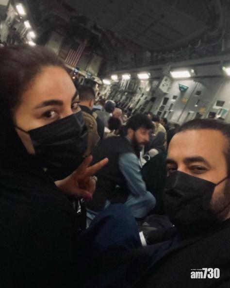 Aryana Sayeed與未婚夫坐在C-17機艙內舉「V」手勢的照片,透露已逃出阿富汗,引起熱議。(IG)