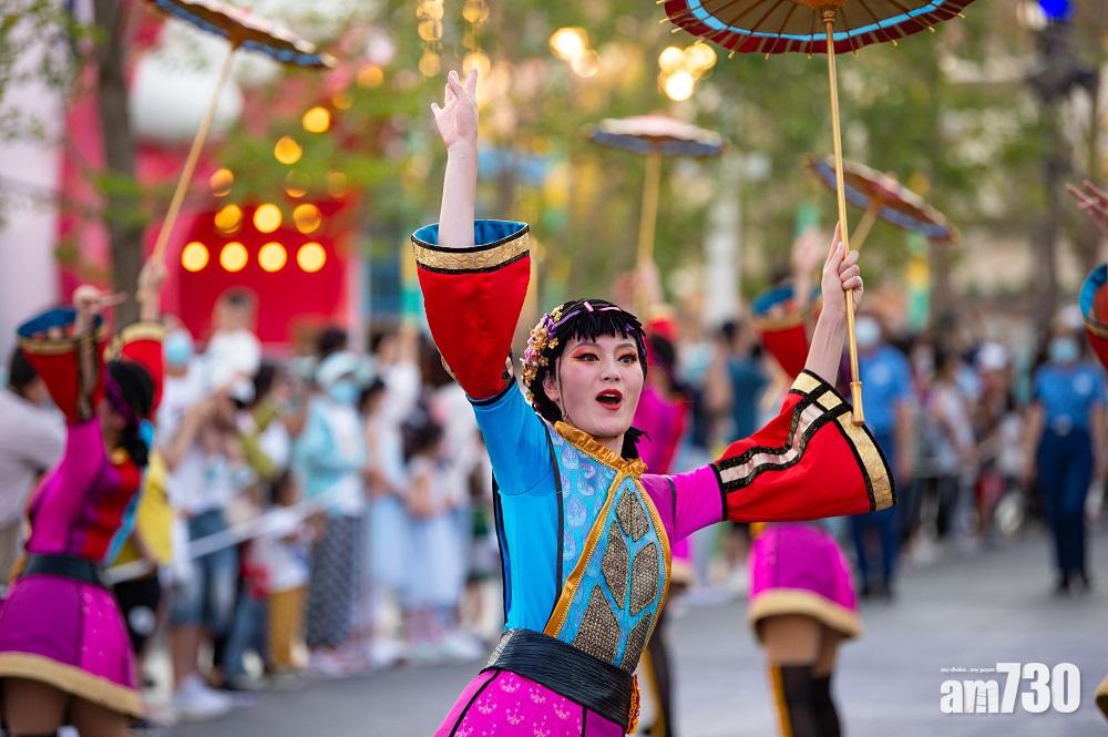 北京環球影城的花車巡遊有不少中國元素。(新華社)