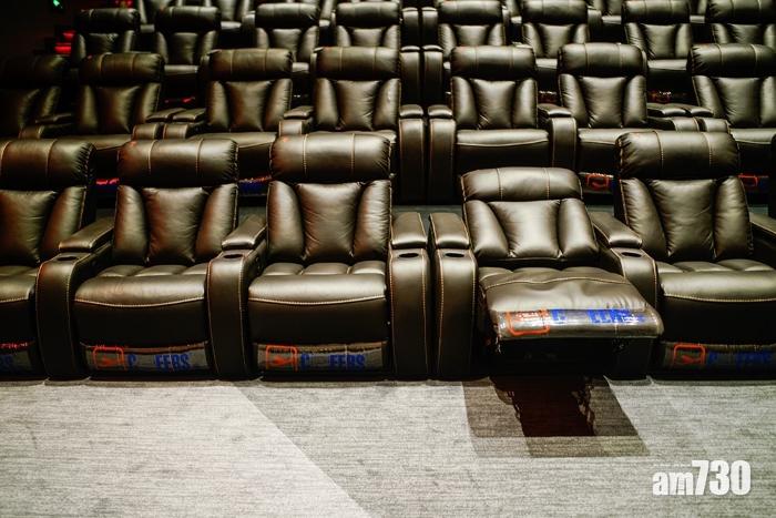環球城市大道電影院新一代IMAX商業激光影廳內的沙發座椅可調節角度。(互聯網)