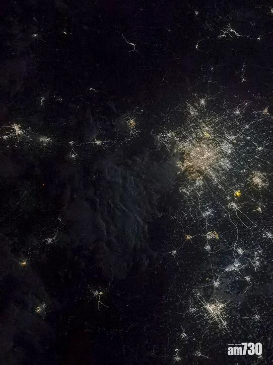 8月24日晚上9時29分,聶海勝拍下的北京夜景。(中國載人航天工程辦公室)