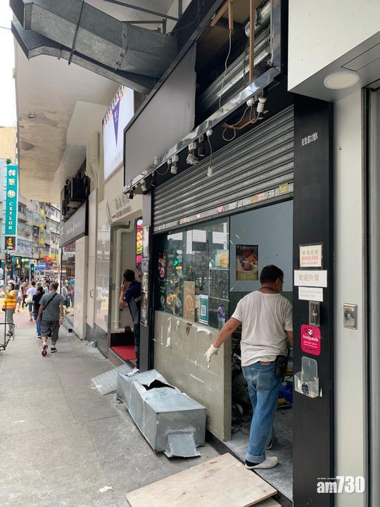 有網民發現有師傅在清拆店內的東西。(網上圖片)