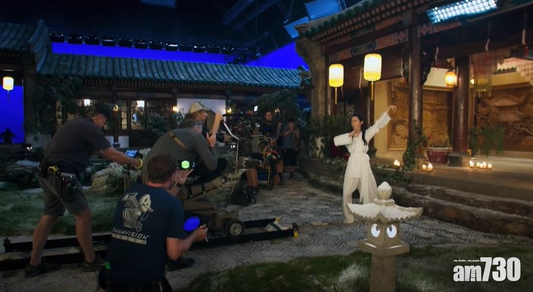 法拉另一古裝服飾以純白為主。