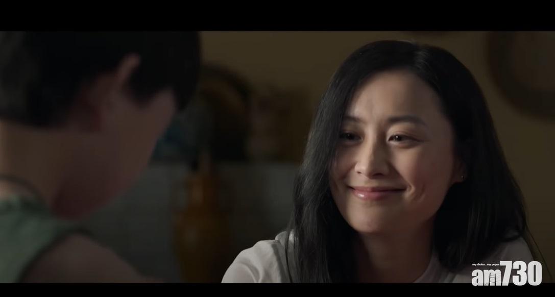 法拉另一造型打扮比較時尚,而且看上去年輕更多。