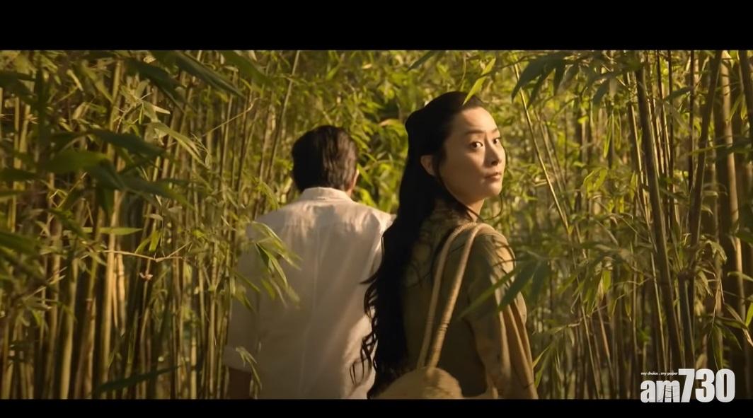 陳法拉與梁朝偉手拖手離開竹林。