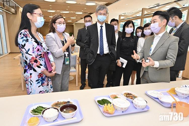 羅致光到訪新私人發展物業安老院。(政府新聞處)