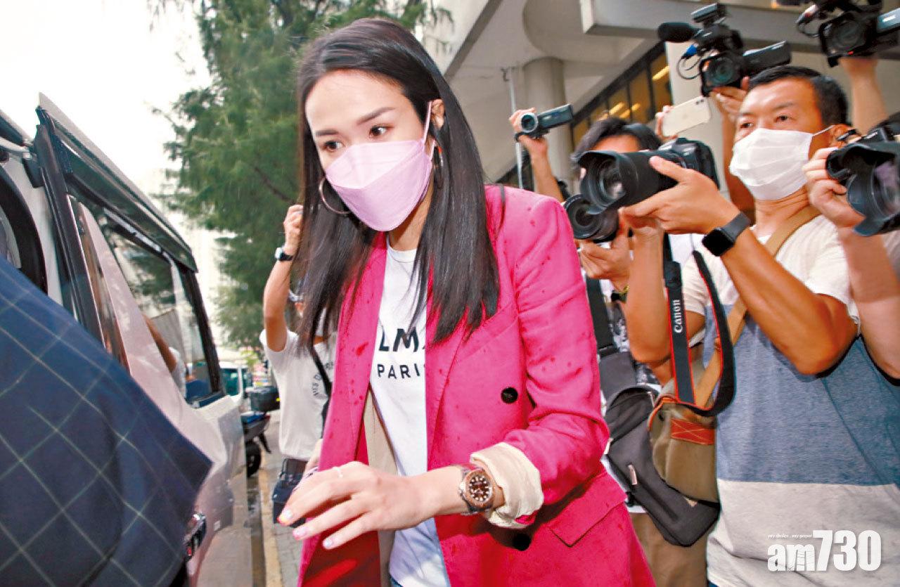 莊思明願意給傳媒拍照,但楊明沒有理會她逕自上車。