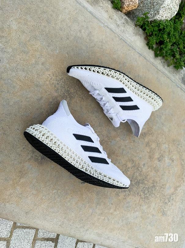 4D中底緩衝強,不過落腳時會有種將力量卸走的感覺,不利追求速度的跑手。