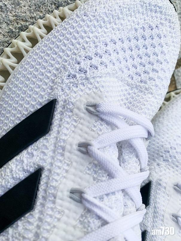 PRIMEKNIT編織的鞋面十分透氣,只是鞋帶略為過長。