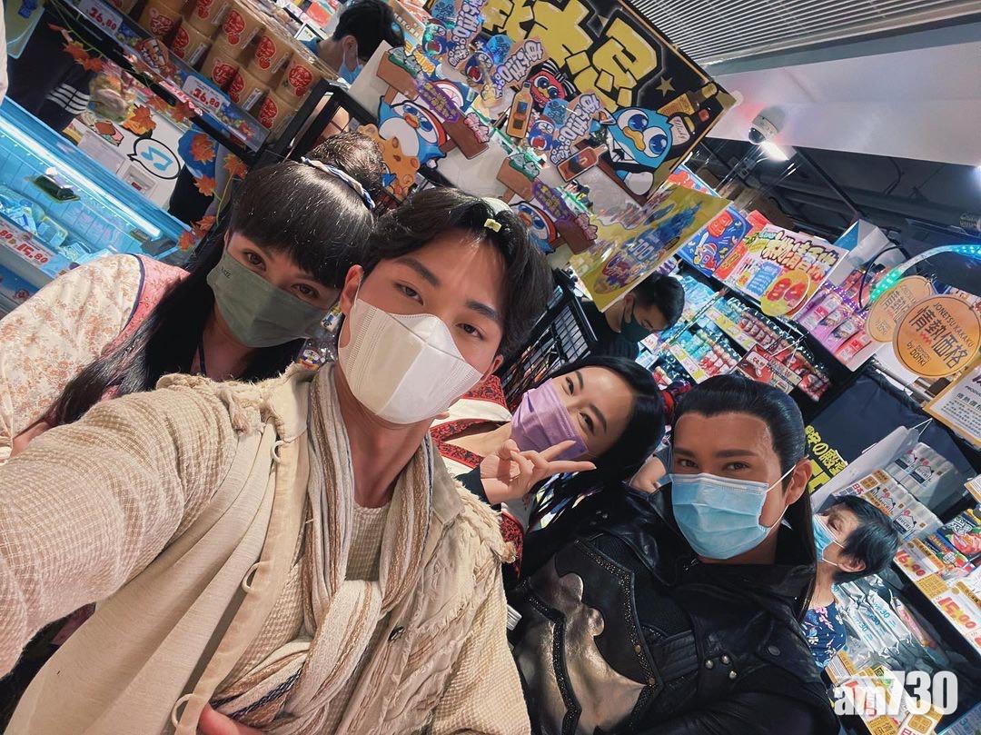 4人著住成套古裝戲服去日本大型超巿行街。(周嘉洛@IG)