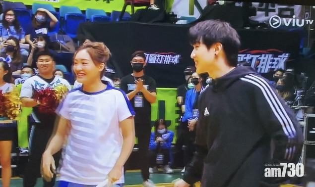 謝影雪與Jer組隊對戰鄧俊文和Ian。(電視截圖)