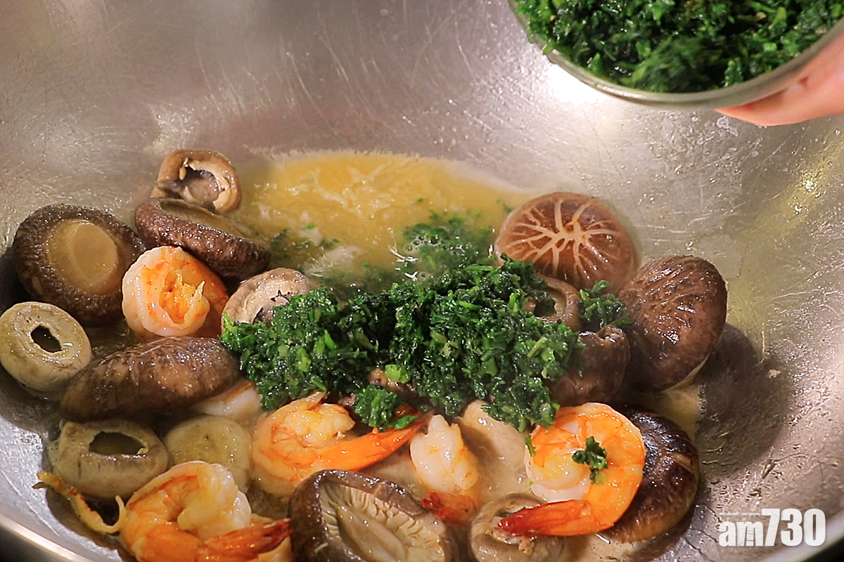 加入上湯及薺菜炒勻;