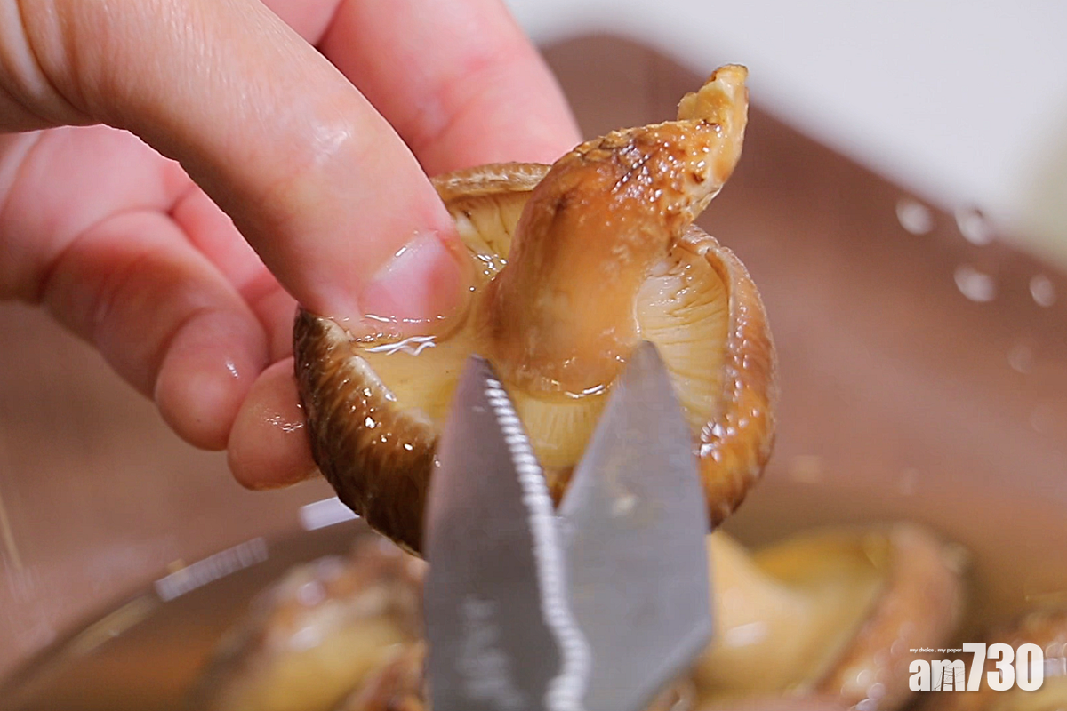 冬菇浸軟後去蒂;