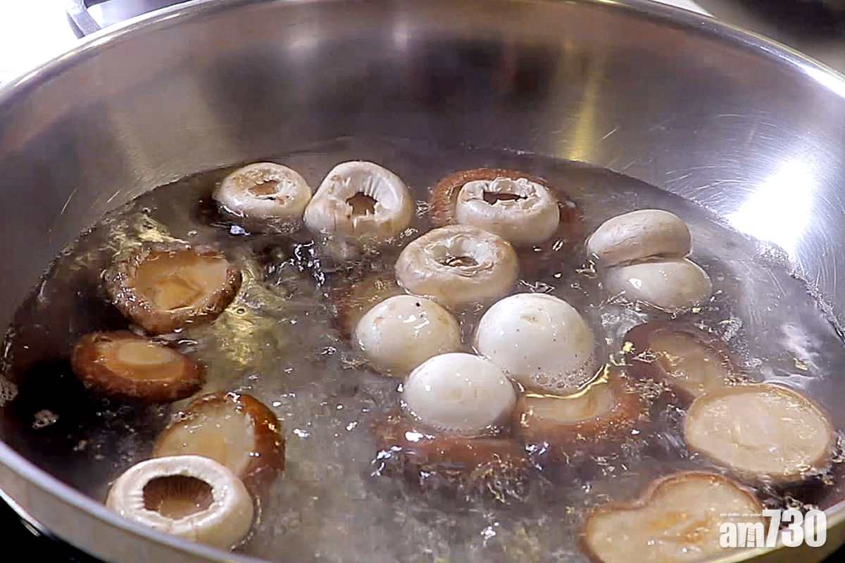 鍋內放入水煮沸後放入冬菇及蘑菇煮5分鐘後取出;