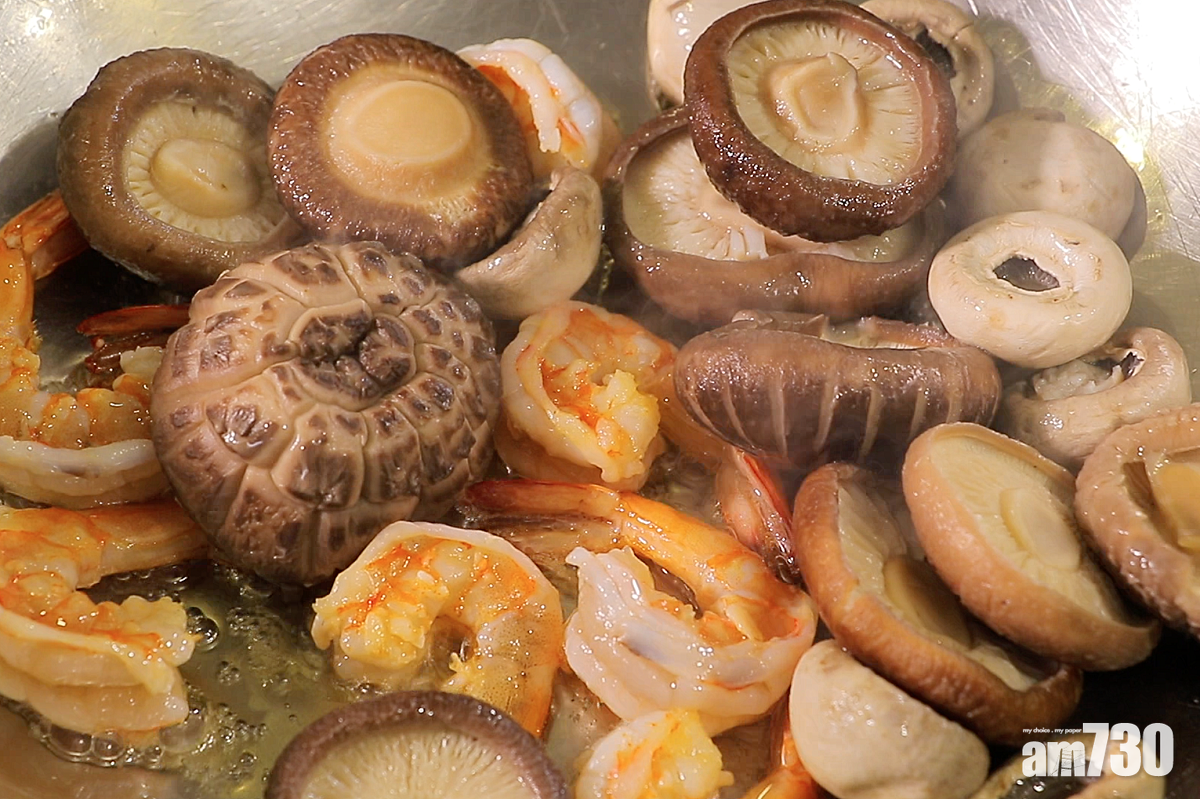 放入鮮蝦及菇炒香;