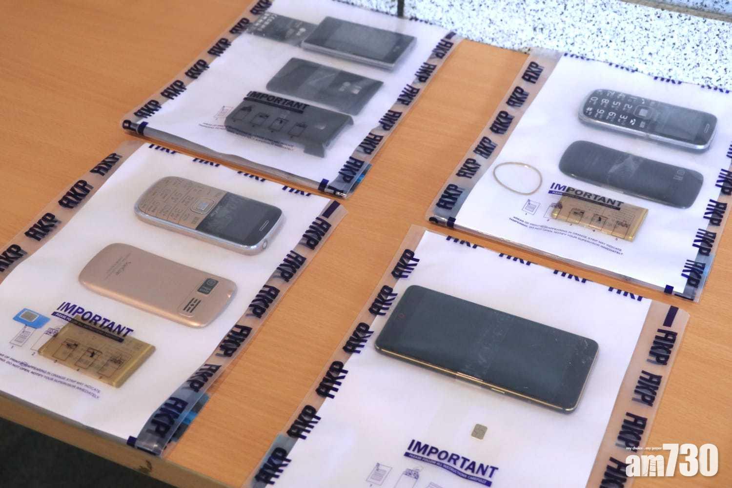 行動中警方檢獲手提電話及大量電話卡。(資料圖片)