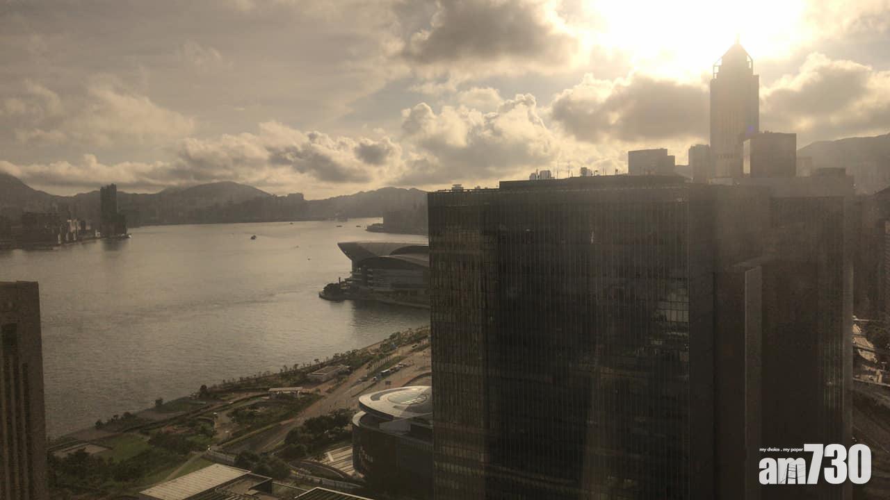 鄒幸彤於FB上載辦公室外風景,道:「最後一次睇下呢個風景」。(FB)