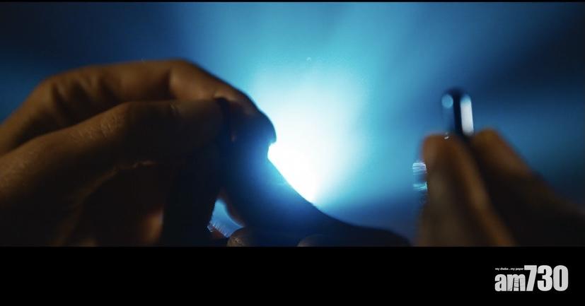 選擇藥丸的經典畫面。(截圖)